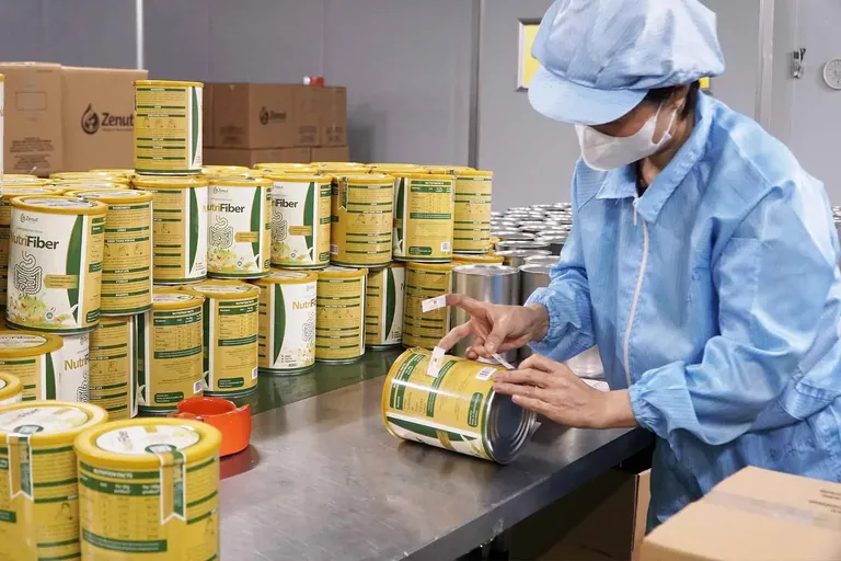 箱詰め前のNutri Fiberラベル貼り付け