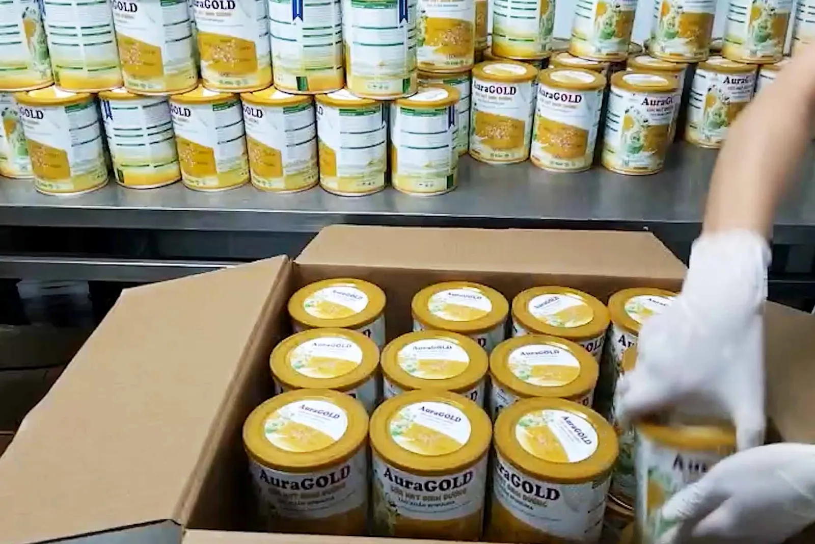 Aura GOLD được đóng thùng trong công đoạn hoàn thiện