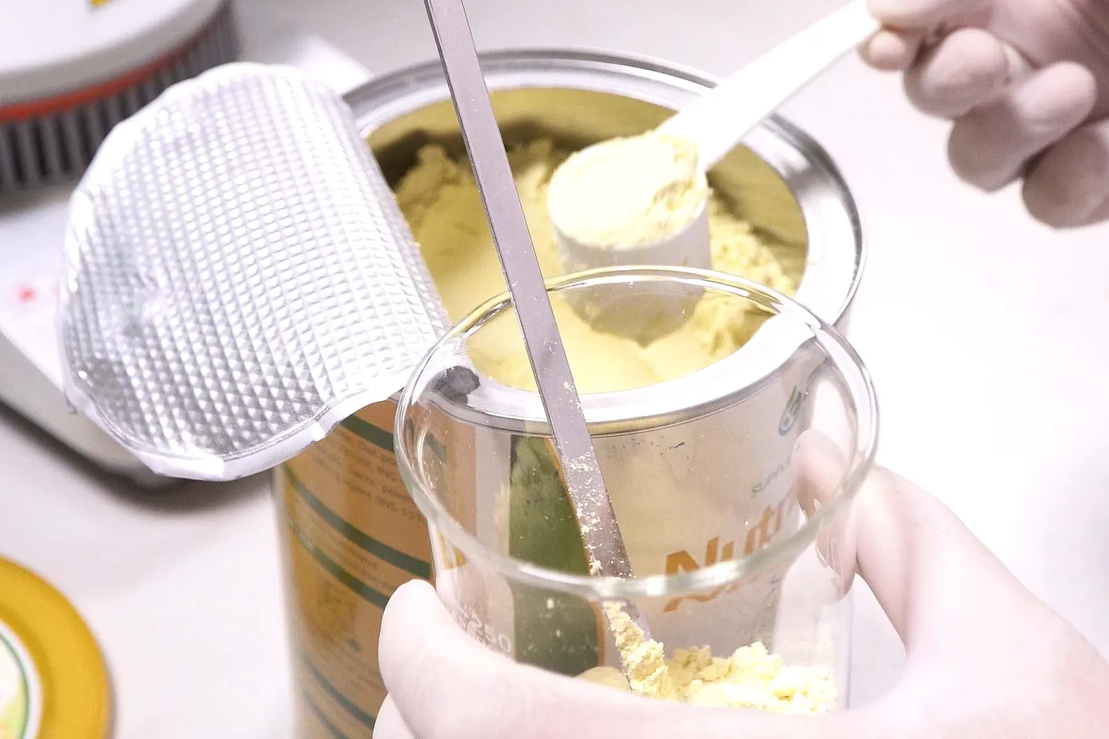 Kiểm tra mẫu Nutri Fiber trong quá trình hoàn thiện sản phẩm
